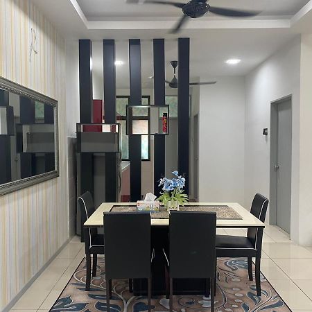 Klia Redza Homestay Kota Warisan Malay Only Sepang Exterior foto