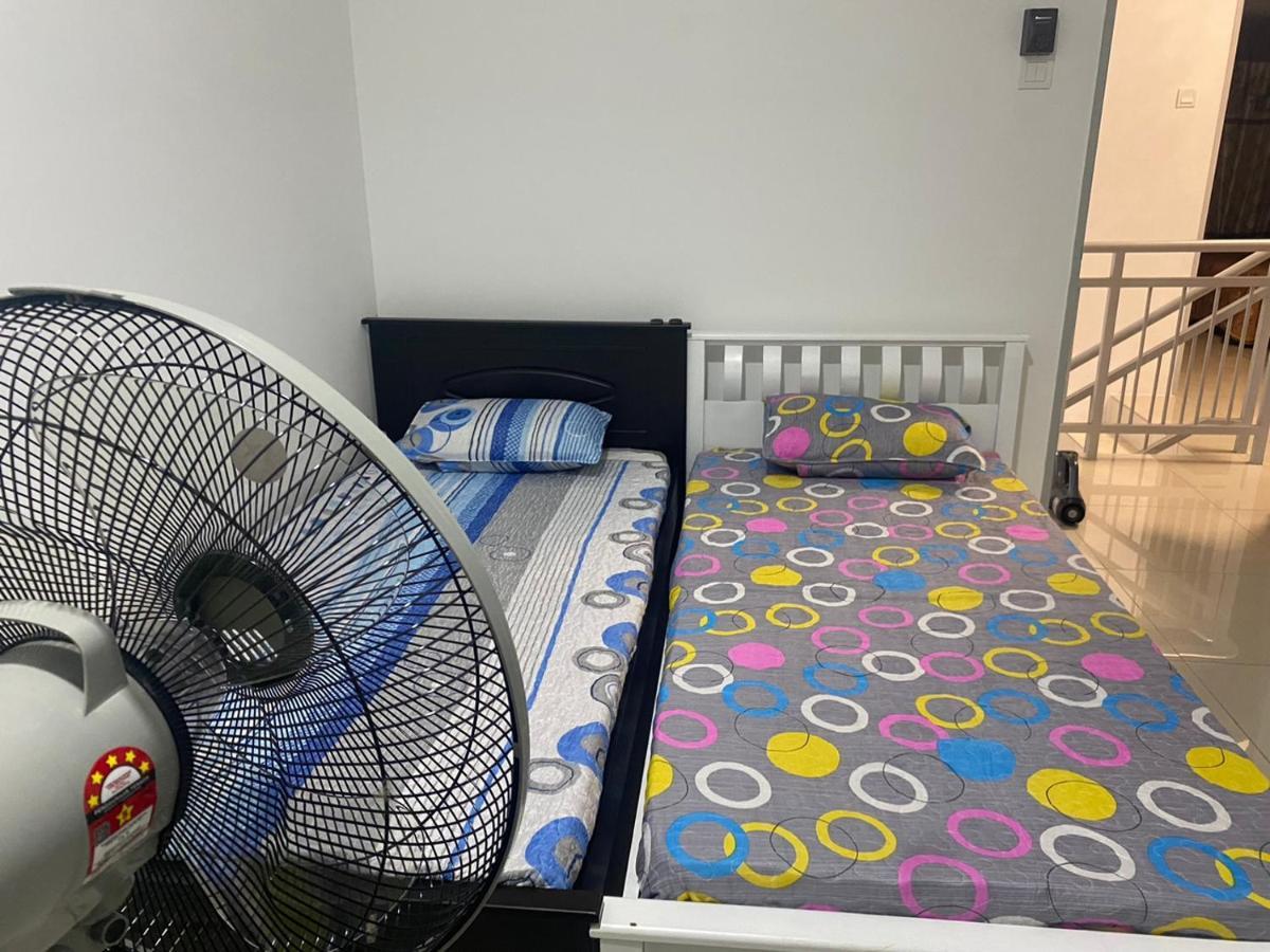 Klia Redza Homestay Kota Warisan Malay Only Sepang Exterior foto
