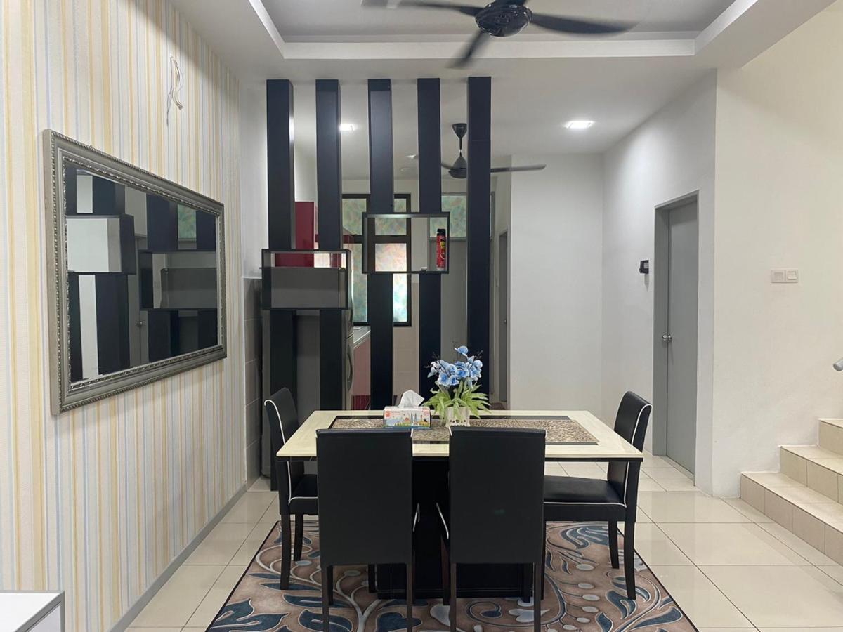 Klia Redza Homestay Kota Warisan Malay Only Sepang Exterior foto