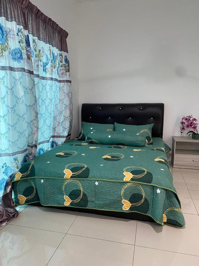 Klia Redza Homestay Kota Warisan Malay Only Sepang Exterior foto
