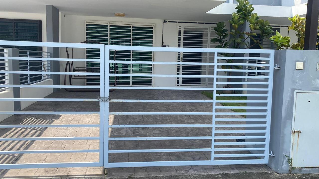 Klia Redza Homestay Kota Warisan Malay Only Sepang Exterior foto